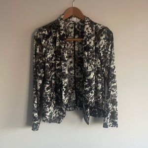 Lush lightweight blazer. Great condition and beautiful print.